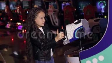 一个小女孩在商场的现代<strong>儿童</strong>`房间里玩<strong>电子</strong>游戏。